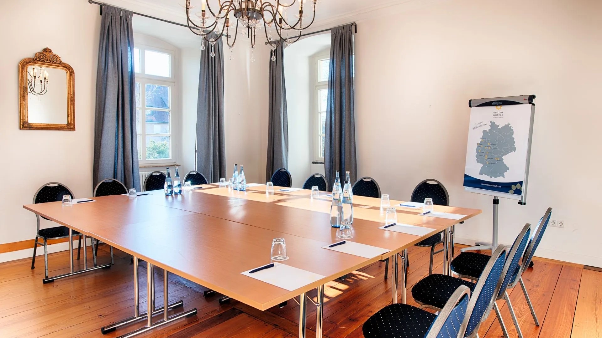 Tagungsraum mit U-Bestuhlung, Flipchart und Tageslicht