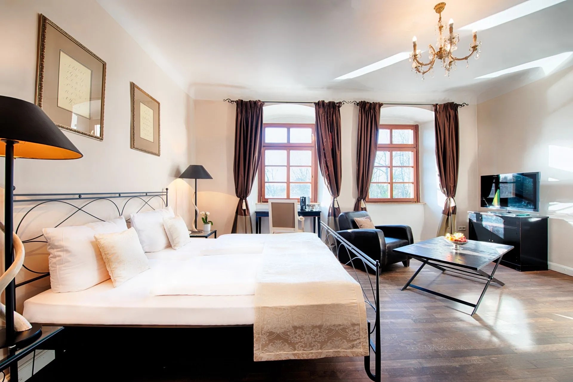 Deluxe Doppelzimmer im Altbau mit Sitzecke und Kronleuchter