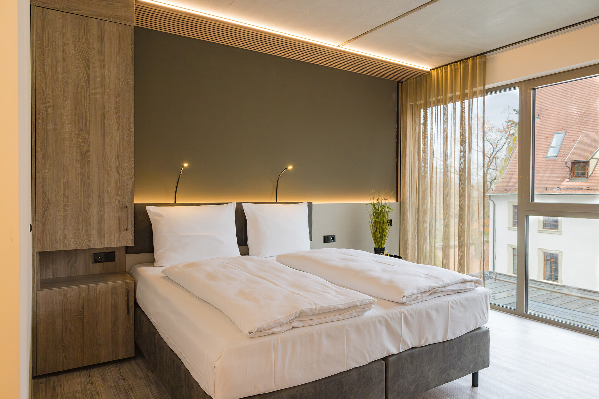 Executive Doppelzimmer im Neubau mit beleuchtetem Kopfteil und Einbauschrank