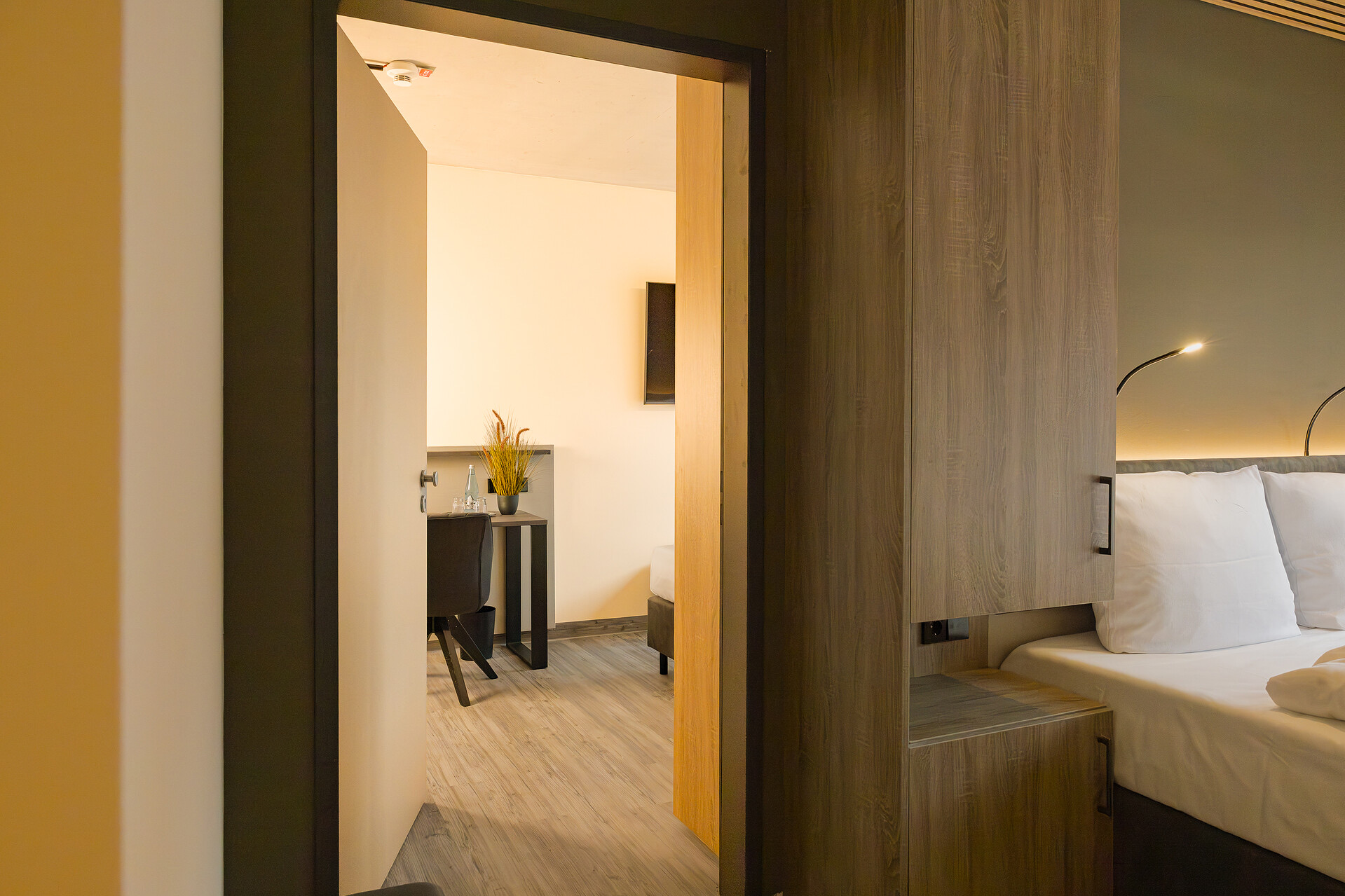 Familienzimmer im Neubau: offene Verbindungstüre zum zweiten Doppelzimmer