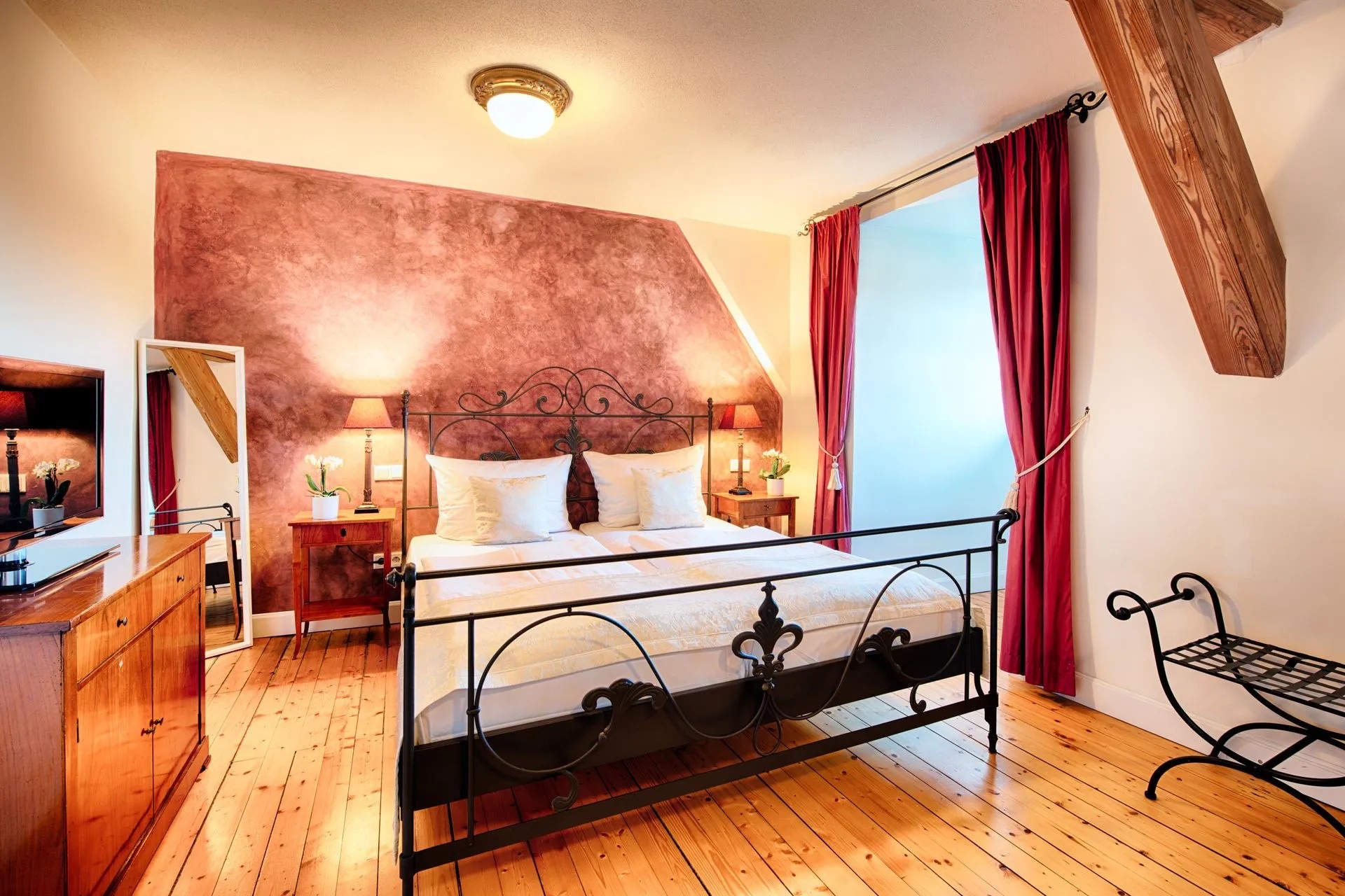 Superior Doppelzimmer im Altbau mit schmiedeeisernem Bett und Deckenbalken