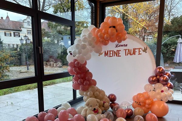 Ballondekoration „Meine Taufe“ im Wintergarten