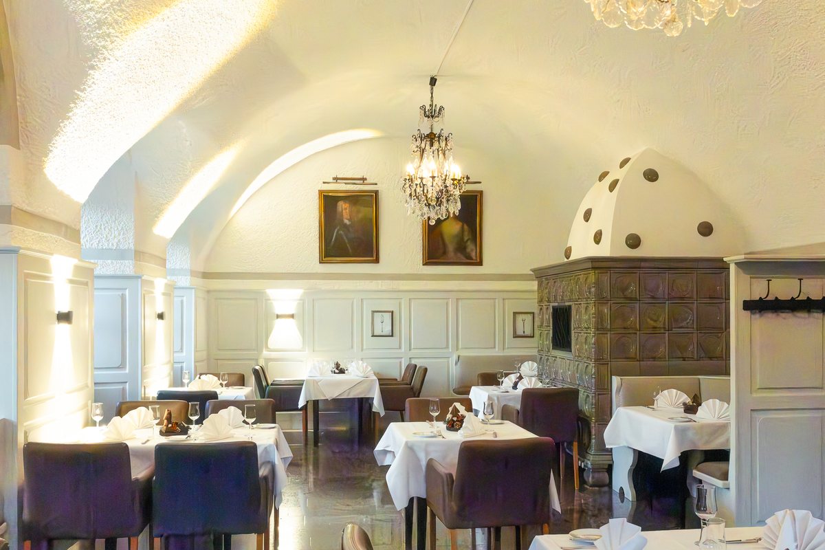 Gedeckte Tische im Restaurant Schlossgarten