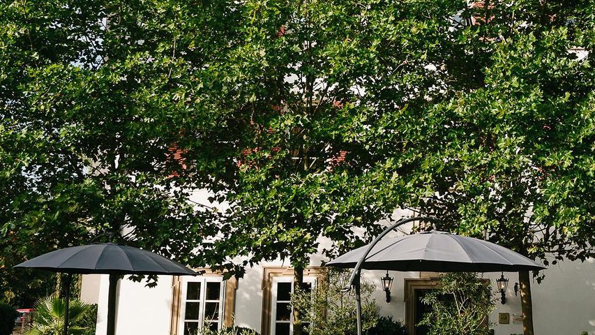 Die Terrasse des Hotels Schloss Lehen am Ufer des Kochers