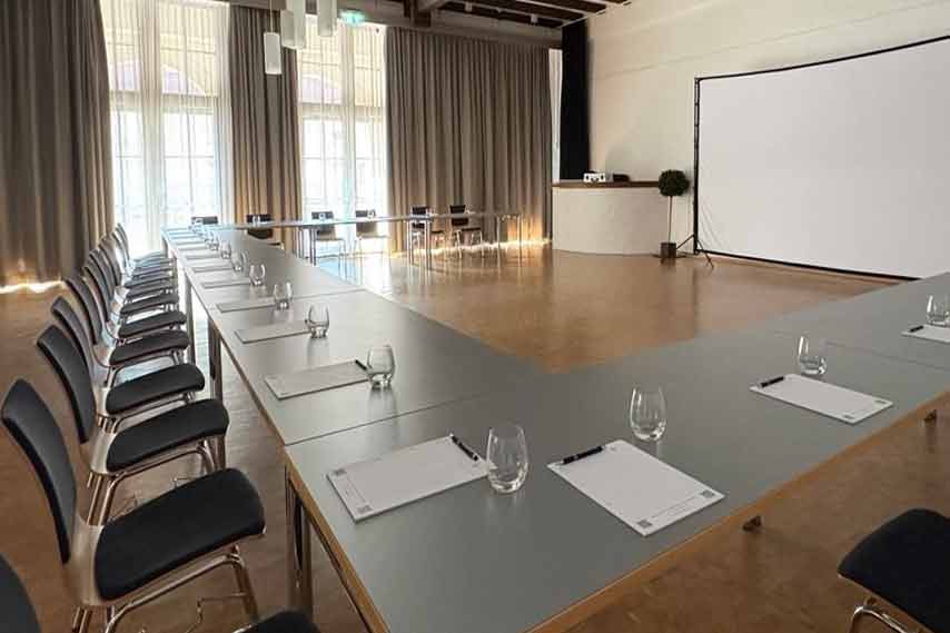 Die Alte Kelter mit Tischen in U-Form, Tagungsstühlen und Leinwand