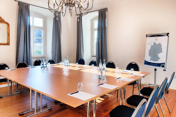 U-Bestuhlung mit Flipchart und Tageslicht