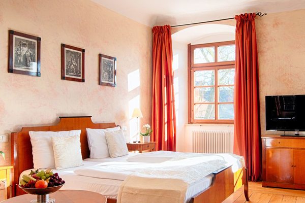 Historisches Zimmer im Schlossgebäude mit Balkendecke und tiefer Fensternische