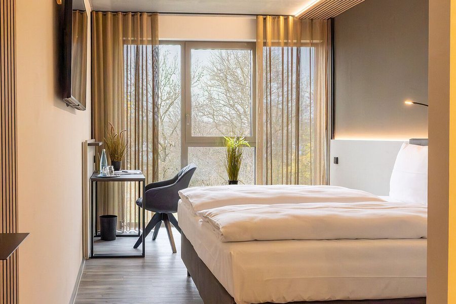 Modernes Zimmer im Neubau mit Blick zum Kocher